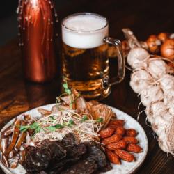 Отдых в Крыму | Praha Nova пивной паб большой ассортимент пива мяса и закусок