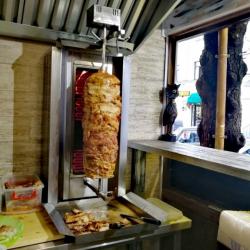 Отдых в Крыму | Донер Клуб крафтовый фаст фуд овощи и мясо на углях чебуреки и шаурма