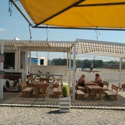 Отдых в Крыму | Чайка песчаный пляж с баром лежаками и бунгало в Новофедоровке