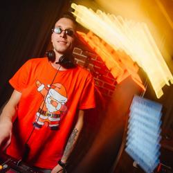 Отдых в Крыму | Эти Русские ночной клуб кавер рок и DJ музыка и танцы на барной стойке