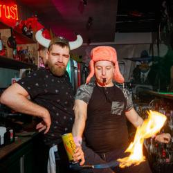 Отдых в Крыму | Эти Русские ночной клуб кавер рок и DJ музыка и танцы на барной стойке